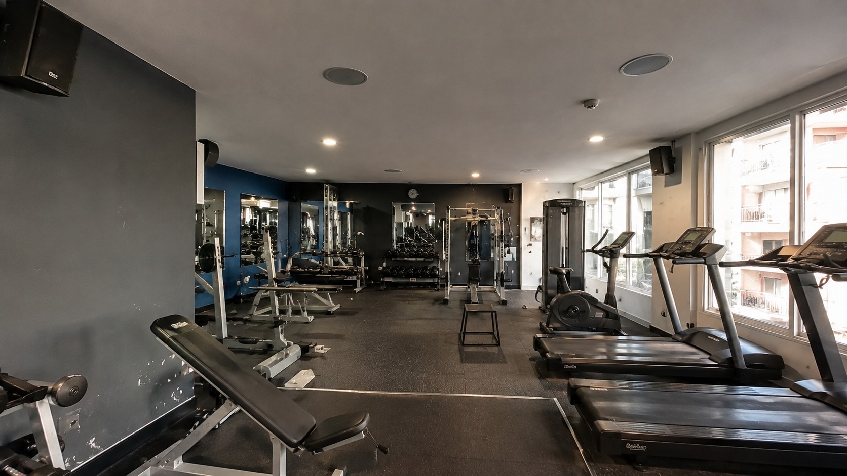 Gimnasio con sistema de audio funcional
