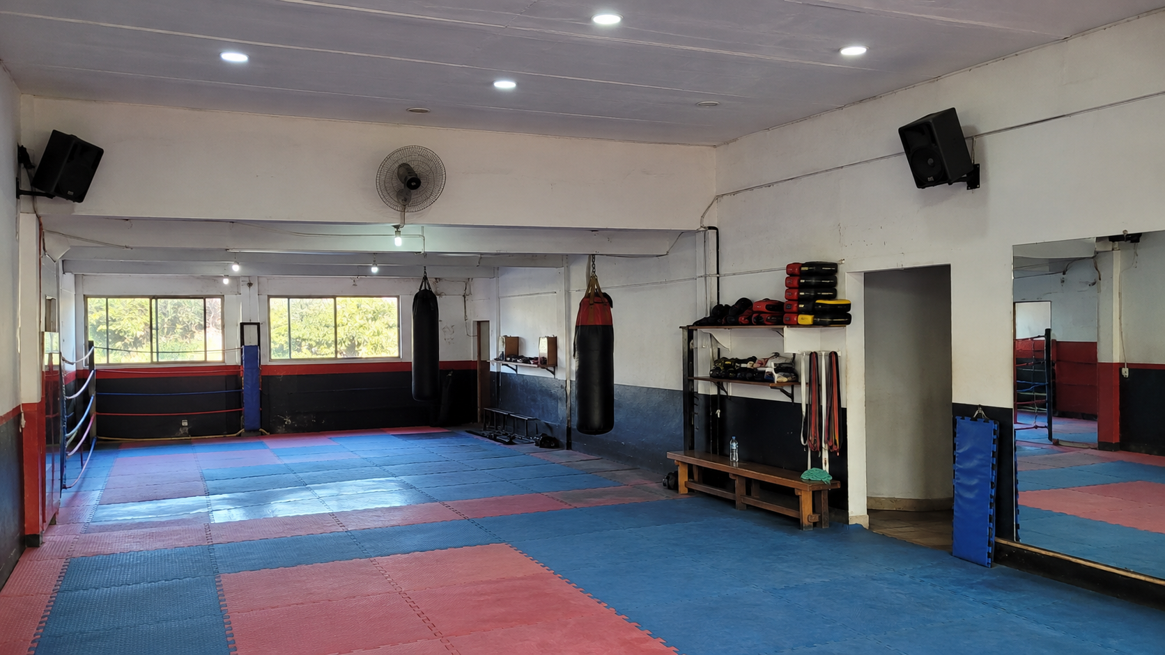 Club de barrio y gimnasio con audio distribuido