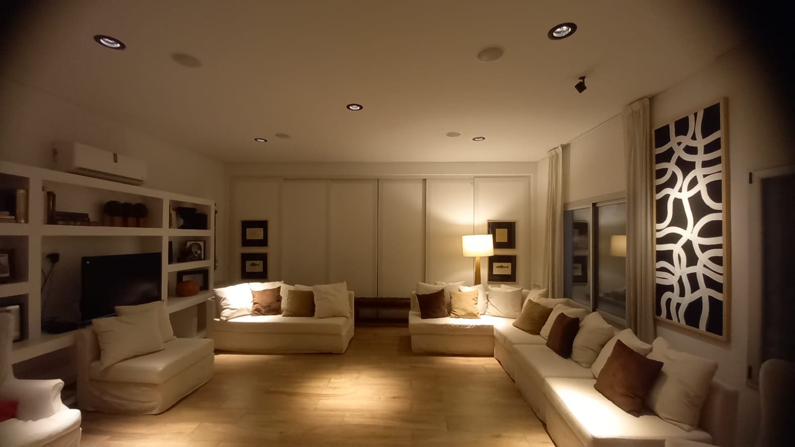 Living con instalación de audio funcional