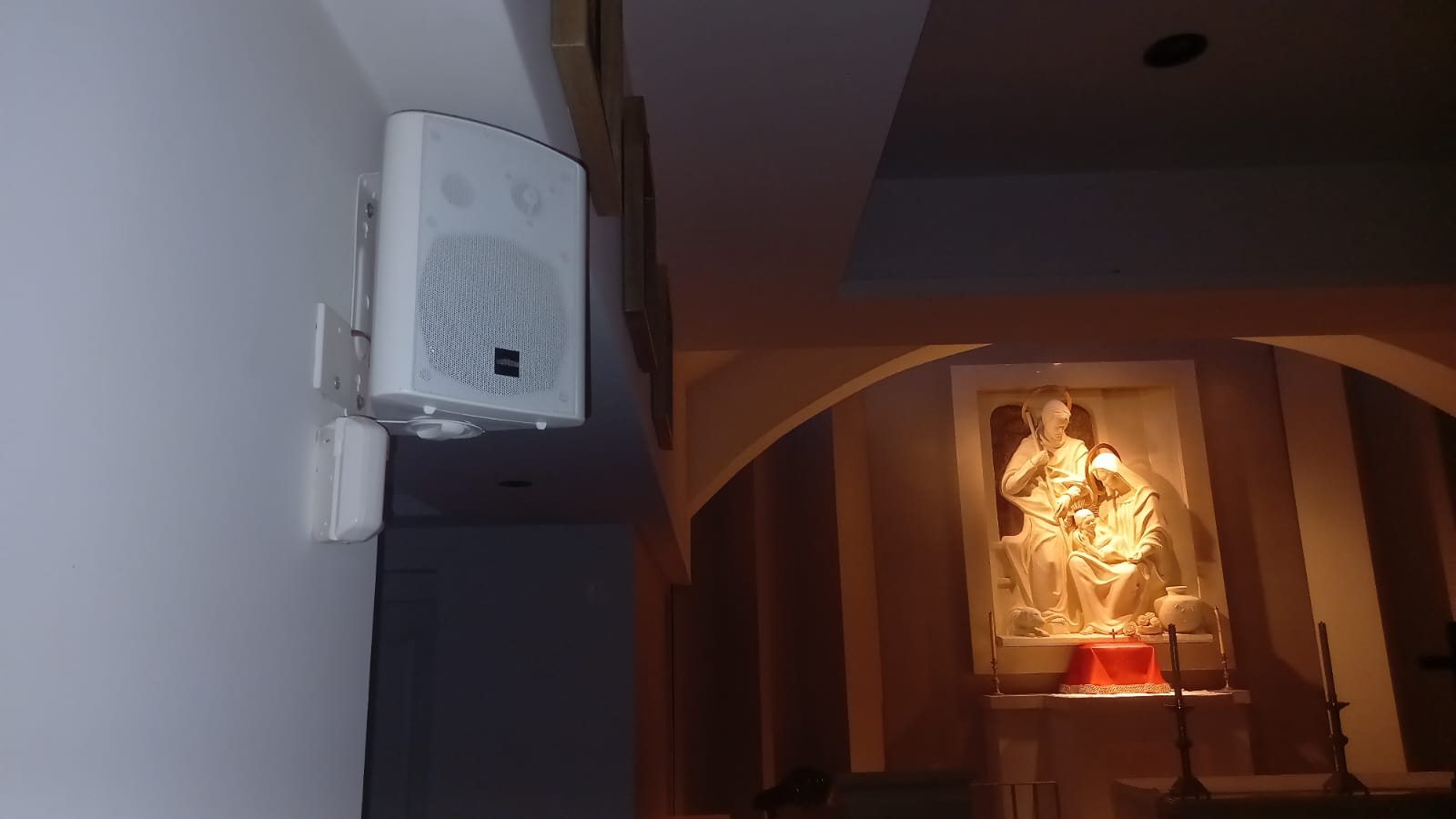 Parlante instalado en iglesia