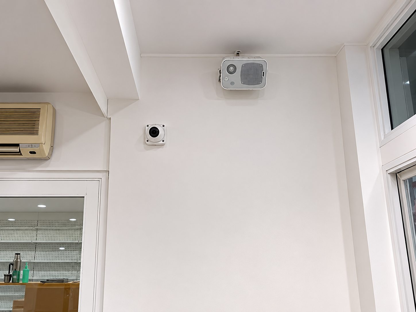 Equipo de audio instalado en pared blanca