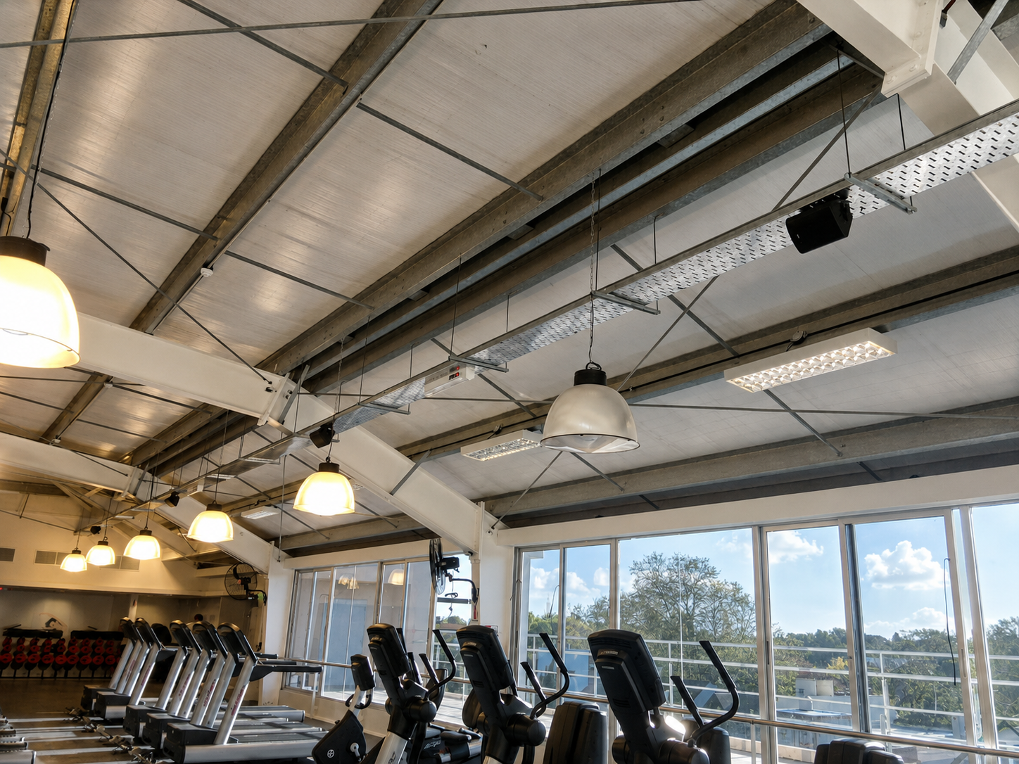 Sistema de audio instalado en gimnasio amplio